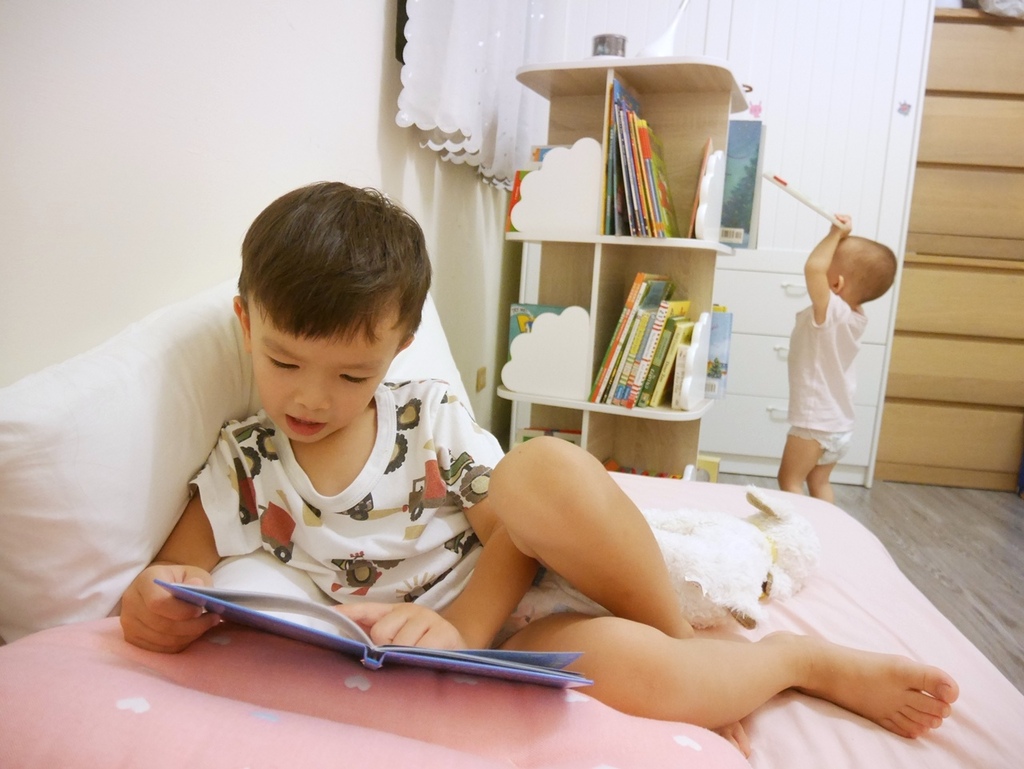 旋轉書櫃 兒童房布置 童樂可 書櫃推薦.JPG
