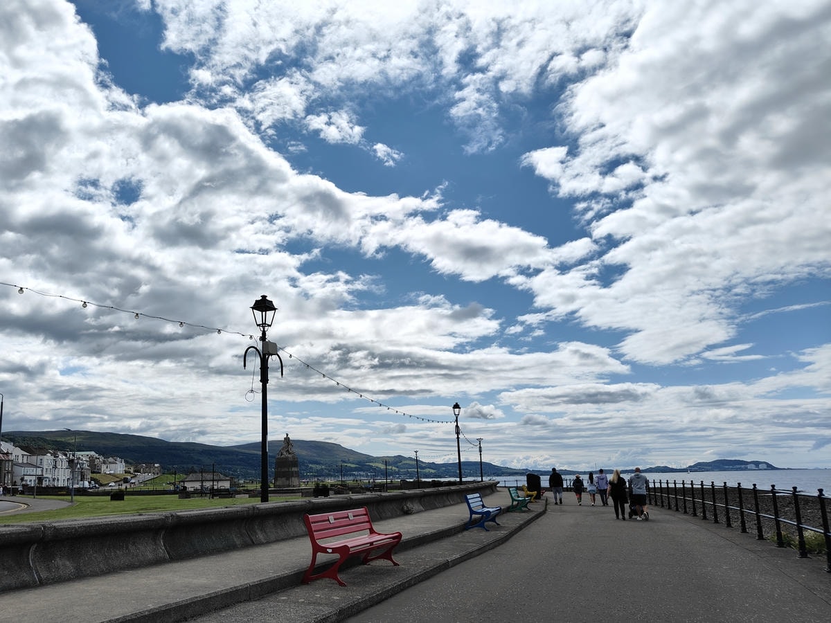 蘇格蘭|拉格斯Largs一日遊.美麗的海濱長廊、Great Cumbrae大坎布雷島、米爾波特Millport - 第1張圖