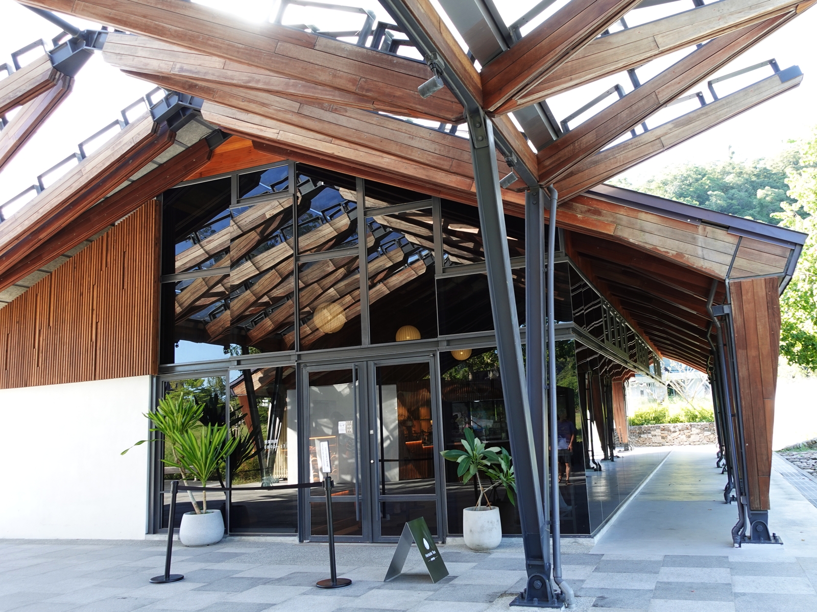 宜蘭礁溪|Herbelle Tea 湖畔茶屋,坐擁龍潭湖景第一排|拍照機位+親子放風攻略 - 第2張圖