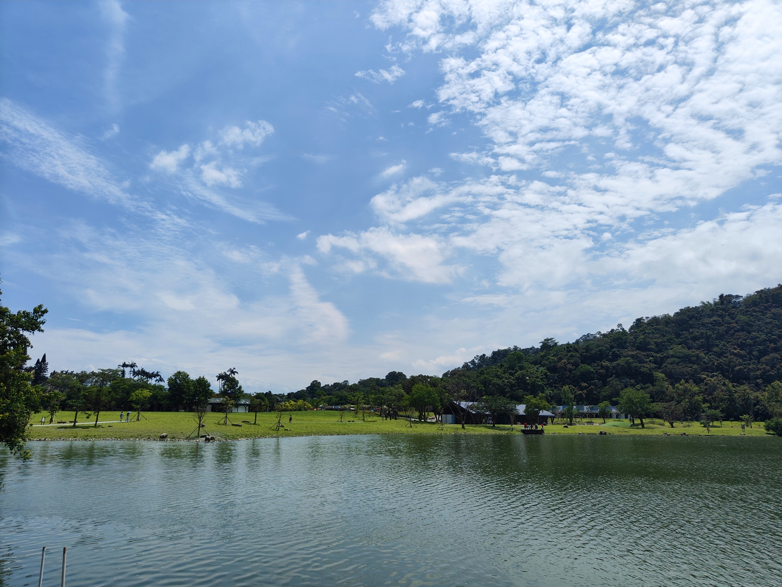 宜蘭礁溪|Herbelle Tea 湖畔茶屋,坐擁龍潭湖景第一排|拍照機位+親子放風攻略 - 第1張圖 宜蘭龍潭湖 湖畔茶屋